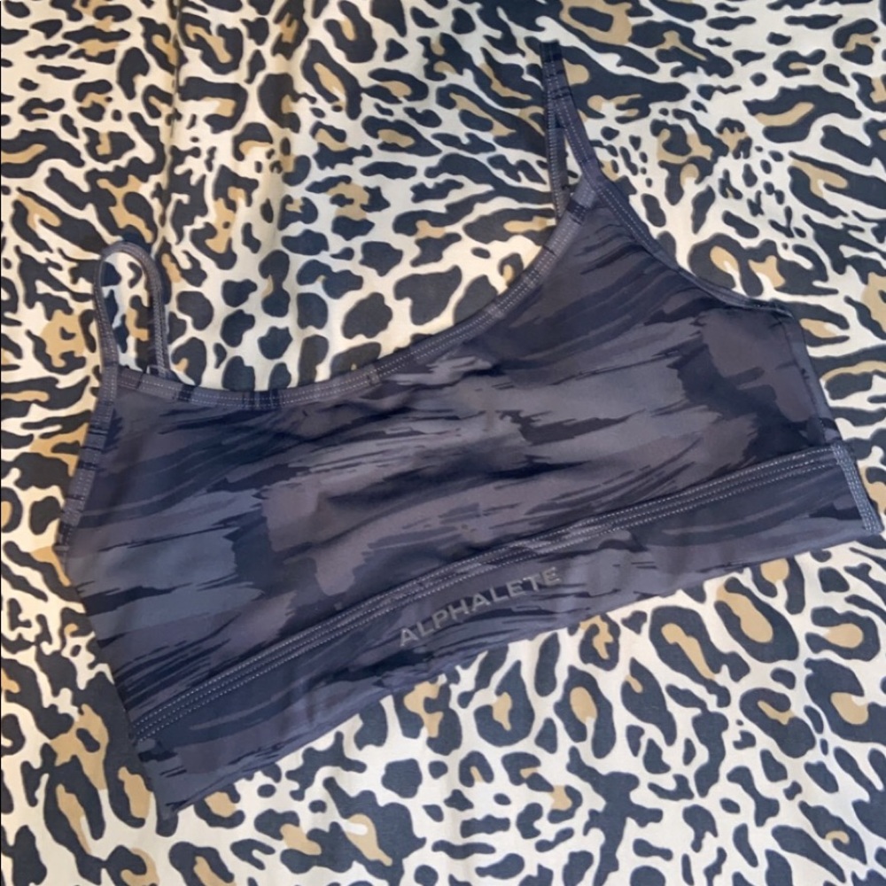 Alphalete surface camo bra